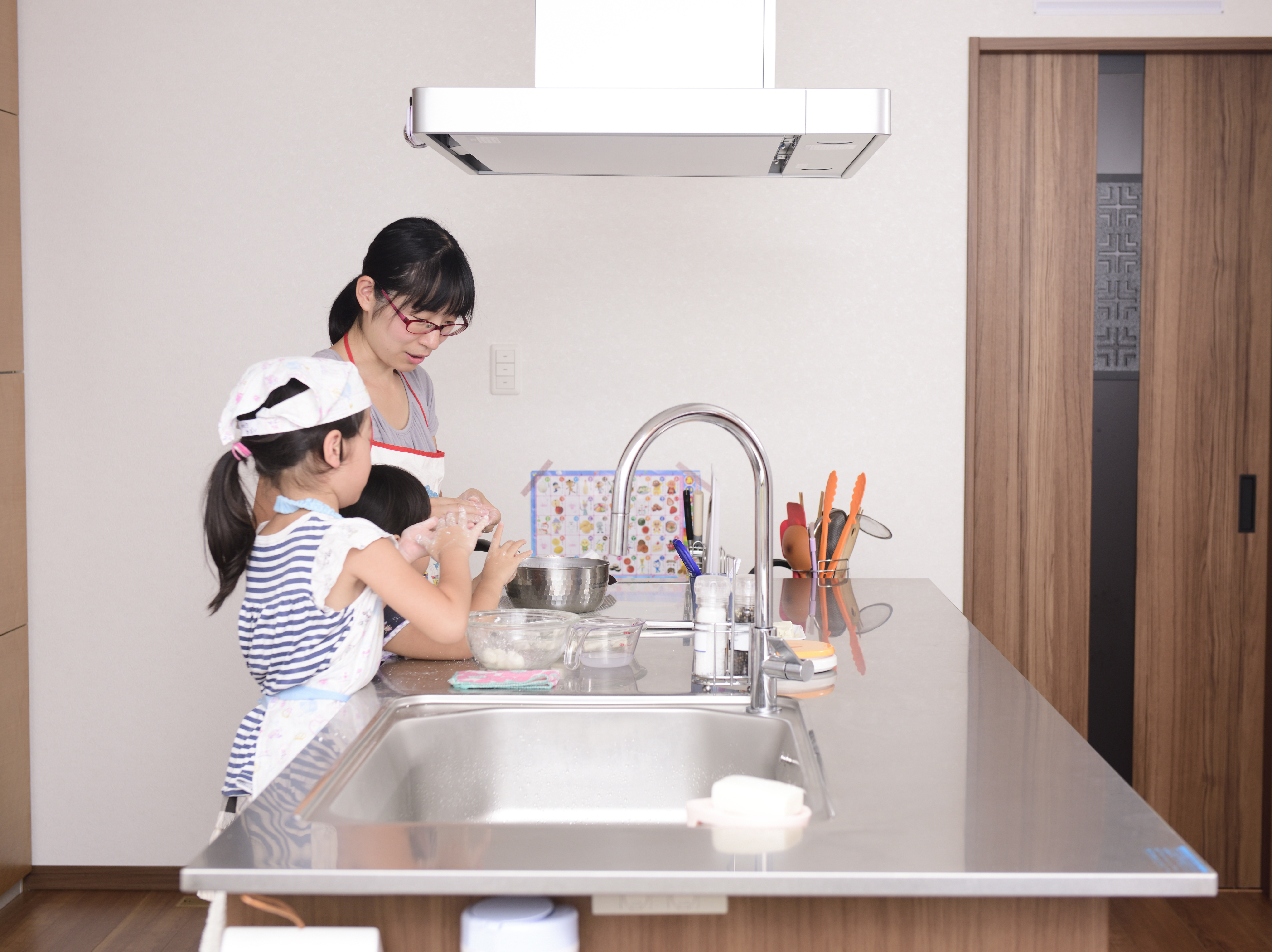 アイランドキッチンを使って広々調理できます