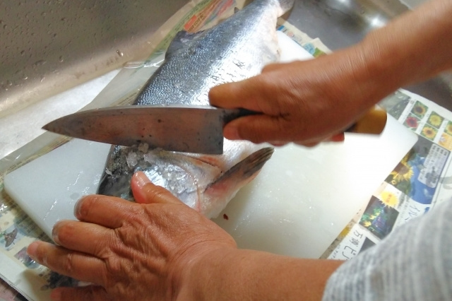 魚を捌く