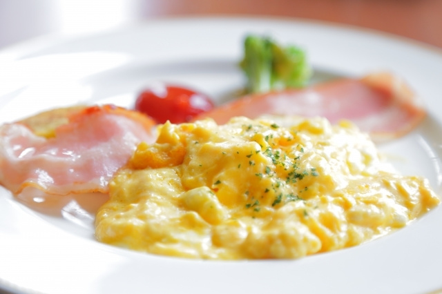 スクランブルエッグ朝食