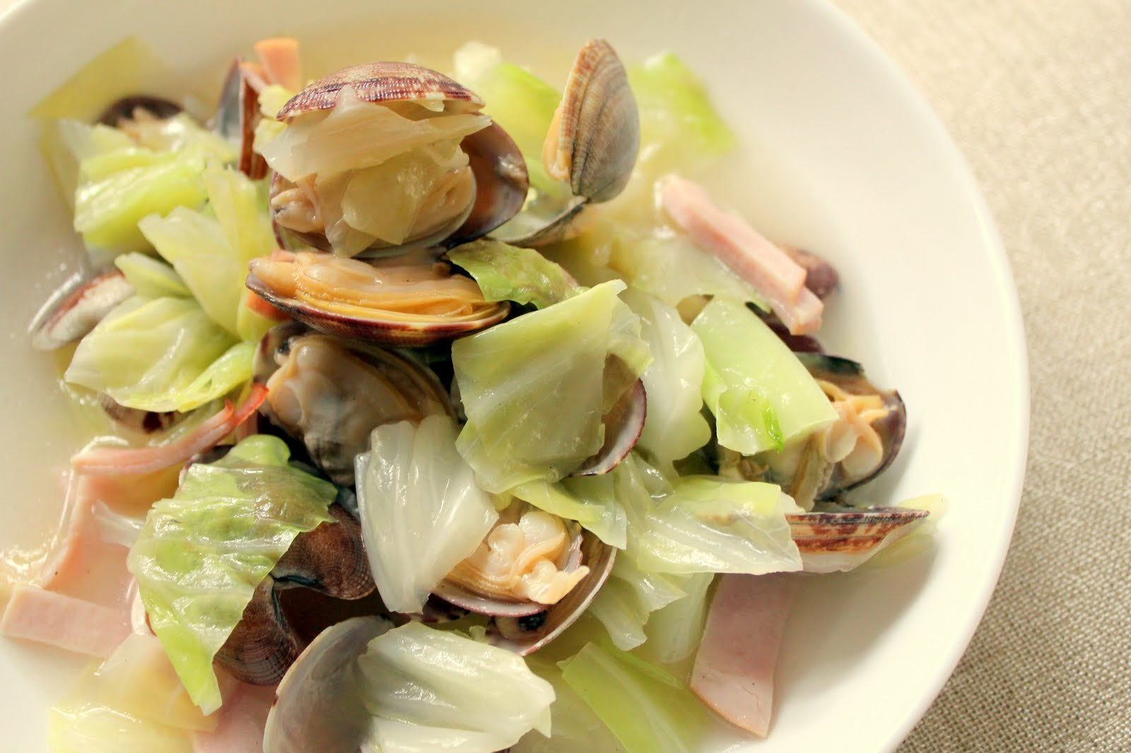 アサリとキャベツとベーコンのスープ